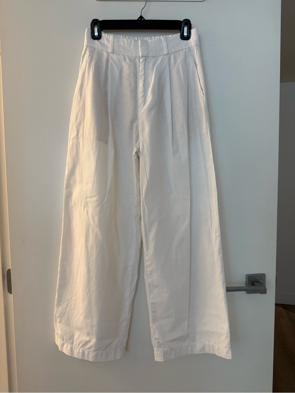 Uniqlo Women’s White Wide-Leg Pleated Pants